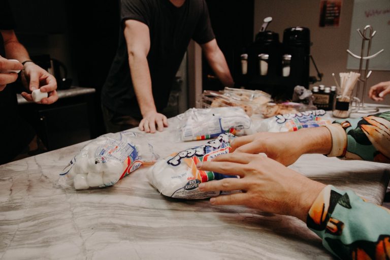 Read more about the article Best Healthy Snacks To Buy For Weight Loss